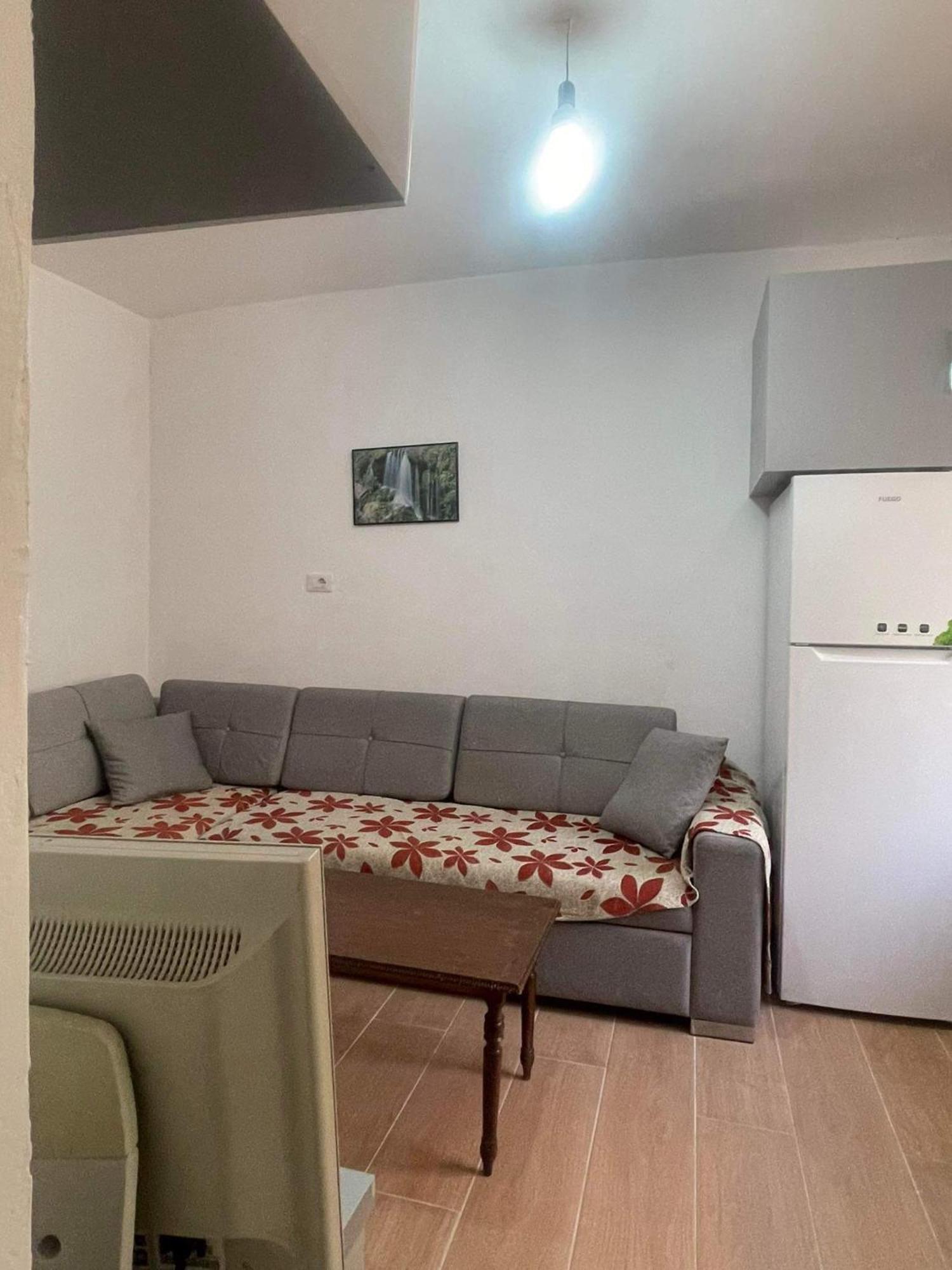 סרנדה Hotel Gjika מראה חיצוני תמונה