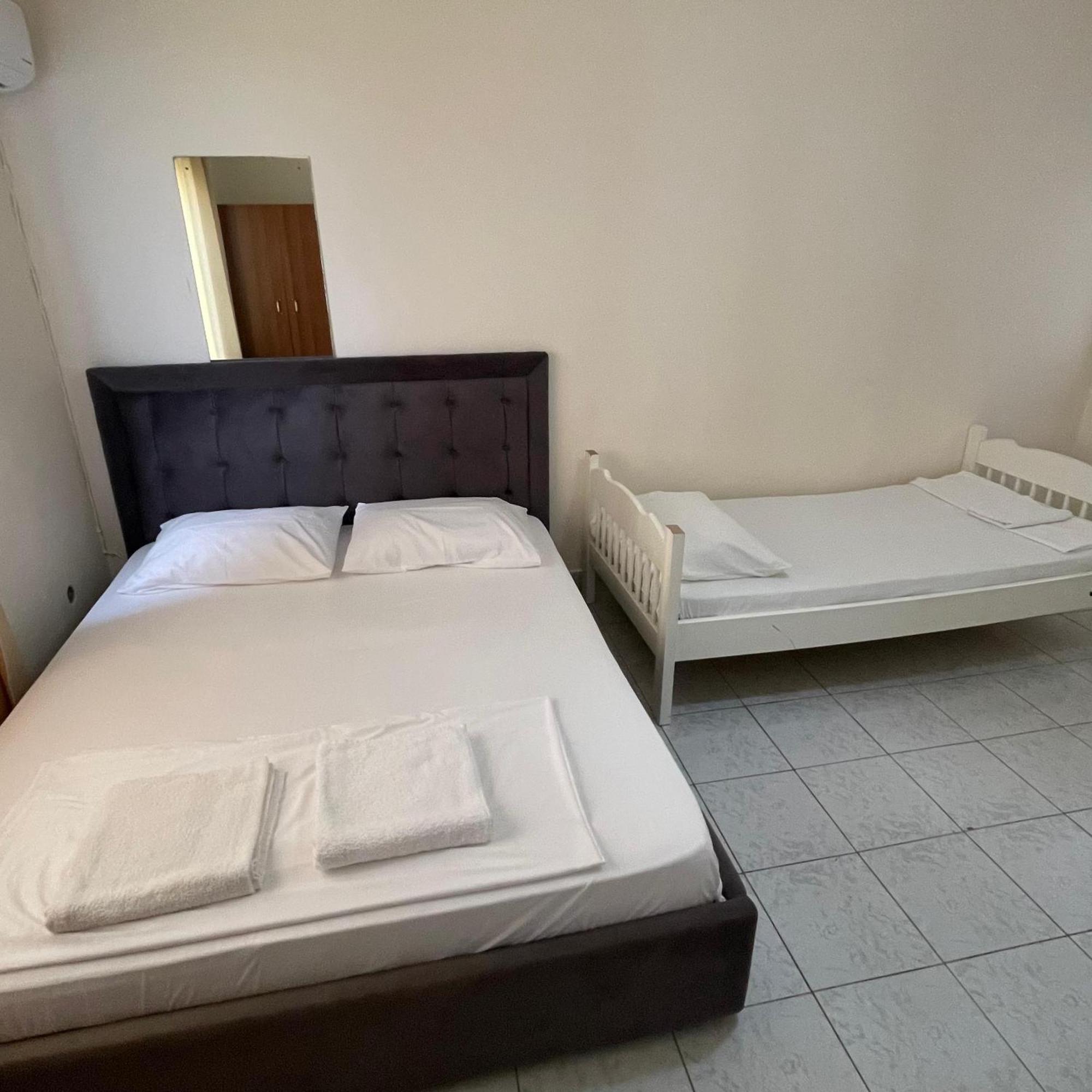 סרנדה Hotel Gjika מראה חיצוני תמונה